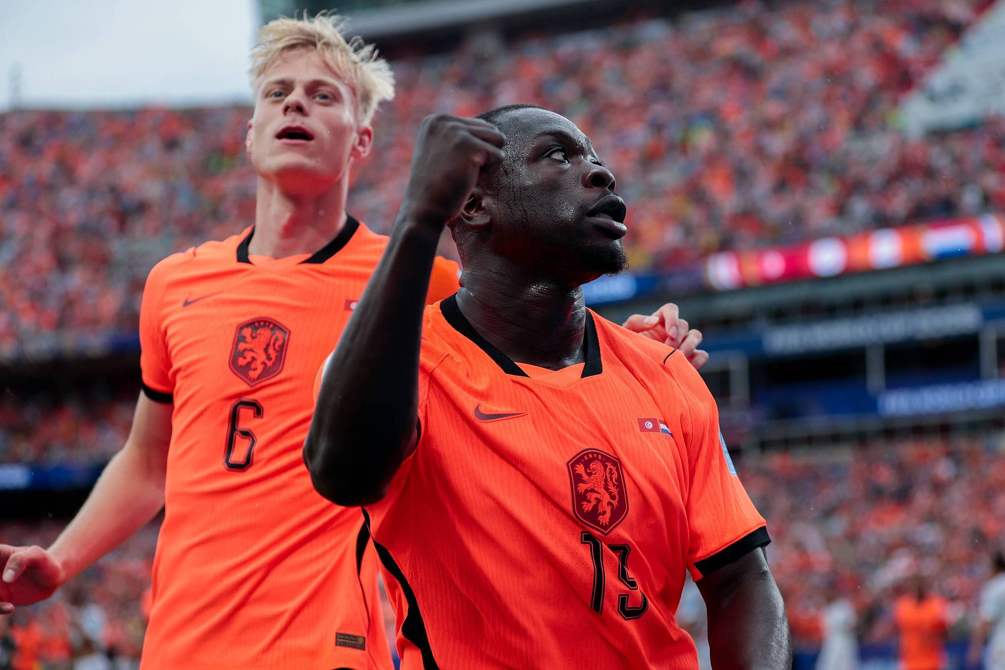 Le joueur néerlandais Brian Brobbey (R) célèbre le deuxième but de son équipe lors du match du groupe F de la Coupe du monde entre la Tunisie et les pays-Bas au stade de Kansas City, à Kansas City, aux États-Unis, le 25 juin 2026. /VCG