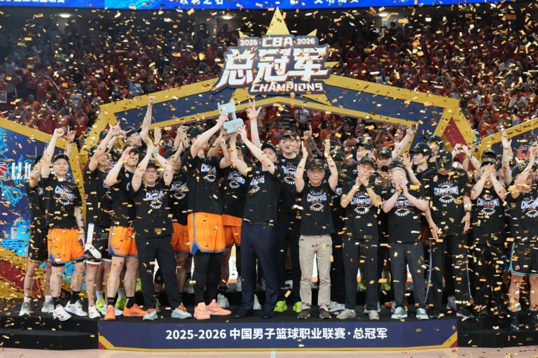 Les Sharks de Shanghai célèbrent leur victoire au championnat de la CBA après avoir battu les Lions de Guangsha 103-82 lors du cinquième match de la finale de la CBA dans la municipalité de Shanghai, dans l'est de la Chine, le 5 juin 2026. /Xinhua