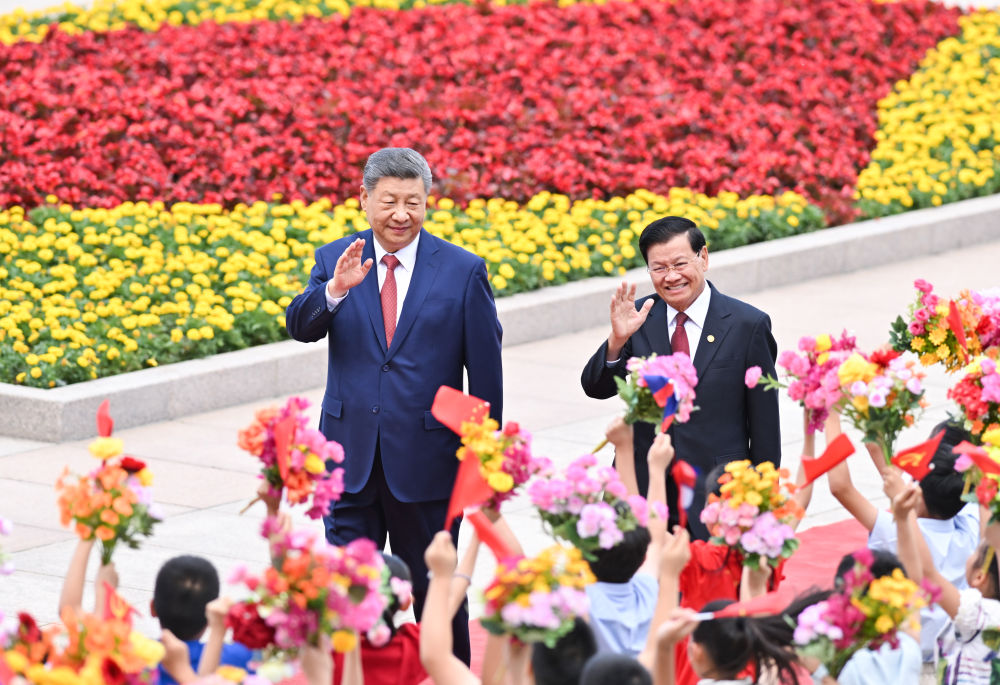 Xi Jinping, secrétaire général du Comité central du Parti communiste chinois et président chinois, organise une cérémonie de bienvenue pour Thongloun Sisoulith, secrétaire général du Comité central du Parti révolutionnaire populaire lao et président du Laos, à Pékin, en Chine, le 5 juin 2026. /Xinhua