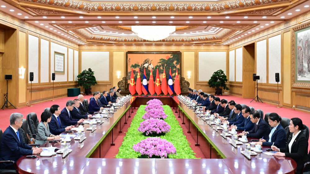 Le secrétaire général du Comité central du Parti communiste chinois et président chinois Xi Jinping s'entretient avec le secrétaire général du Comité central du Parti révolutionnaire populaire lao et président laotien Thongloun Sisoulith à Beijing, en Chine, le 5 juin 2026. /Xinhua