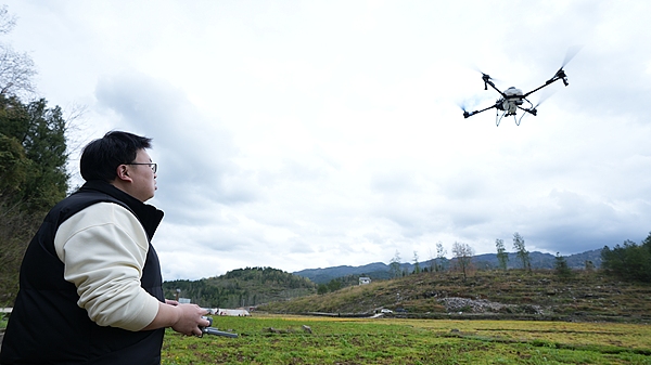 Un agriculteur utilise un drone pour désherber les champs avant la saison agricole du printemps, Chongqing, Chine, le 30 mars 2026. /VCG