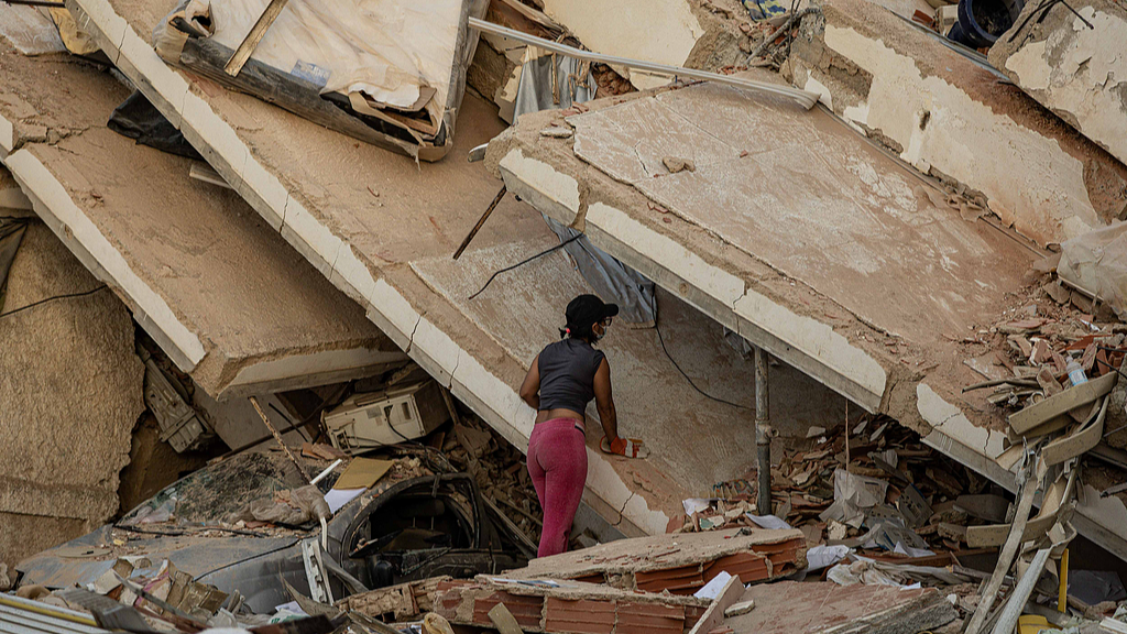 Une femme regarde un bâtiment endommagé par un tremblement de terre à La Guaira, au Venezuela, le 27 juin 2026. /VCG
