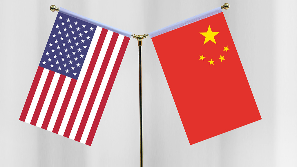 Drapeaux nationaux de la Chine et des États-Unis. /VCG