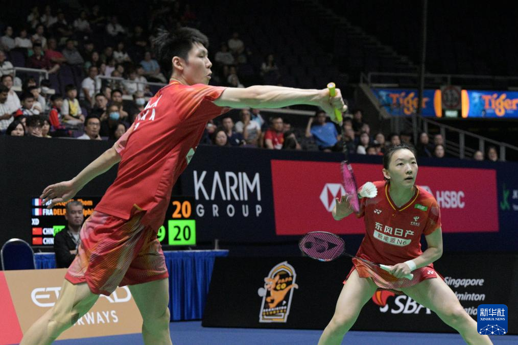 Les Chinois Gao Jiaxuan (à gauche) et Wei Yaxin s'affrontent en huitièmes de finale contre les Français Thom Gicquel et Delphine Delrue à l'Open de Singapour de la BWF à Singapour, le 28 mai 2026. /Xinhua