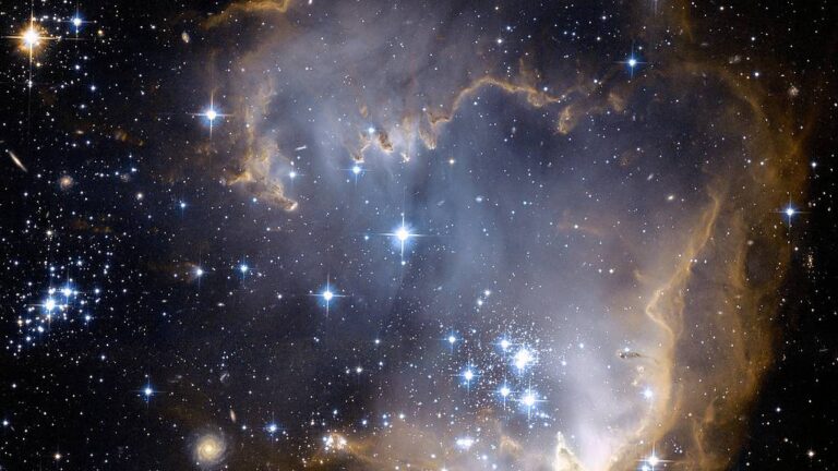 Des étoiles bleu vif nouvellement formées qui soufflent dans une cavité au centre d'une fascinante région de formation d'étoiles connue sous le nom de N90. /VCG