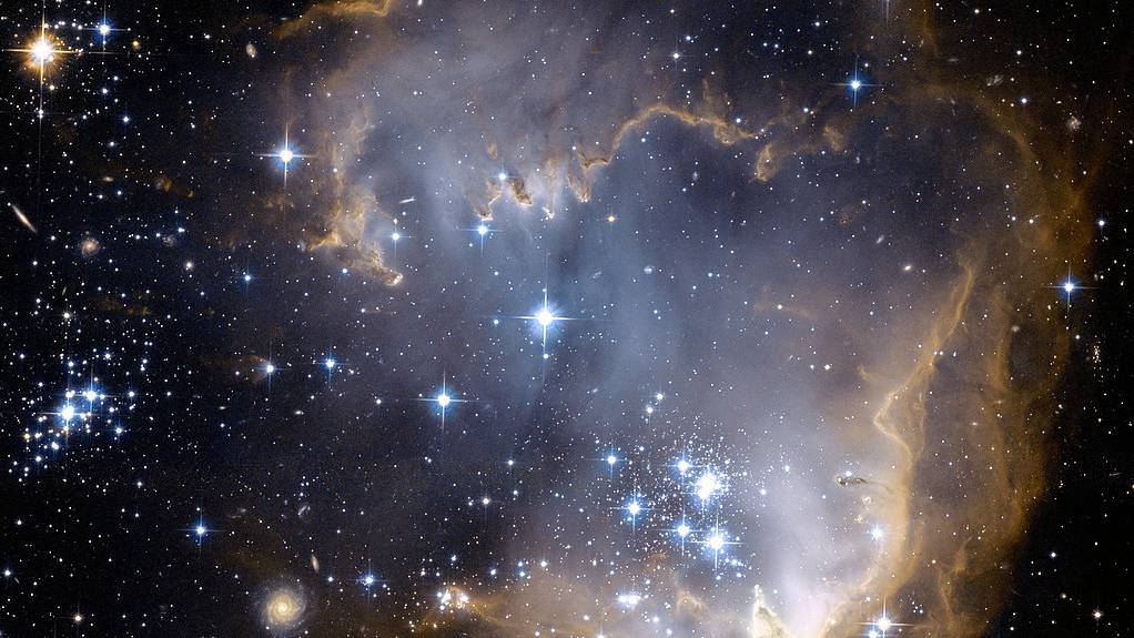 Des étoiles bleu vif nouvellement formées qui soufflent dans une cavité au centre d'une fascinante région de formation d'étoiles connue sous le nom de N90. /VCG
