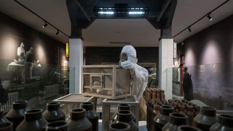 Une vue d'une exposition spéciale sur le processus de tournage d'Evil Unbound, un film sur l'Unité 731, à Harbin, dans la province du Heilongjiang (nord-est de la Chine), le 17 septembre 2025. /Xinhua