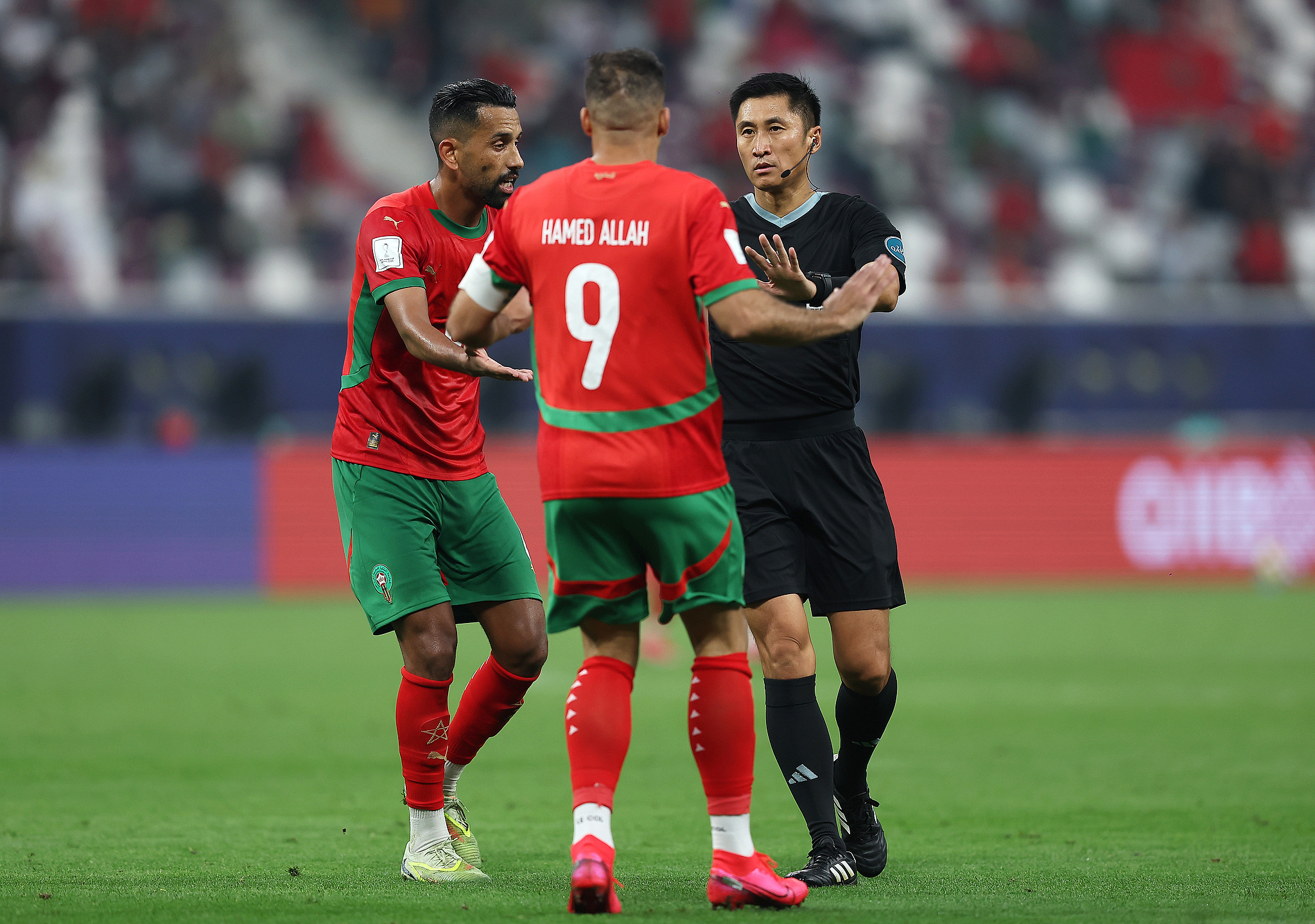 L'arbitre Ma Ning s'adresse au capitaine Abderrazzak Hamed Allah (#9) lors du match du Maroc contre les Comores dans le groupe B de la Coupe arabe de la FIFA 2025 au stade international de Khalifa à Doha, Qatar, le 2 décembre 2025. /VCG