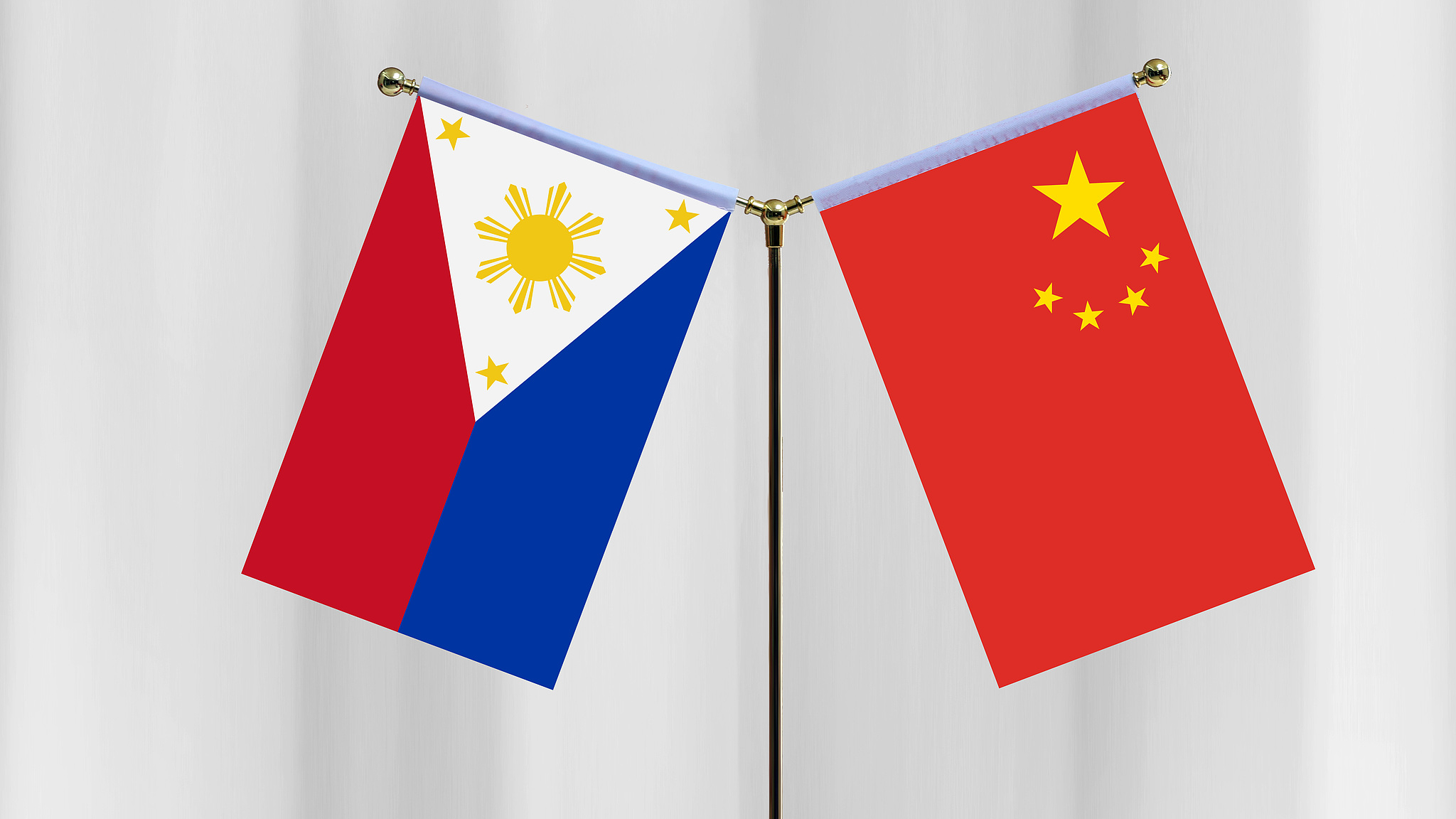 Drapeaux nationaux des Philippines et de la Chine. /CFP