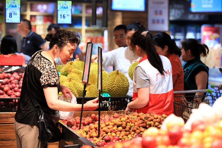 Des habitants font leurs courses dans un supermarché local, Huai'an, province du Jiangsu, le 20 juin 2026. /VCG