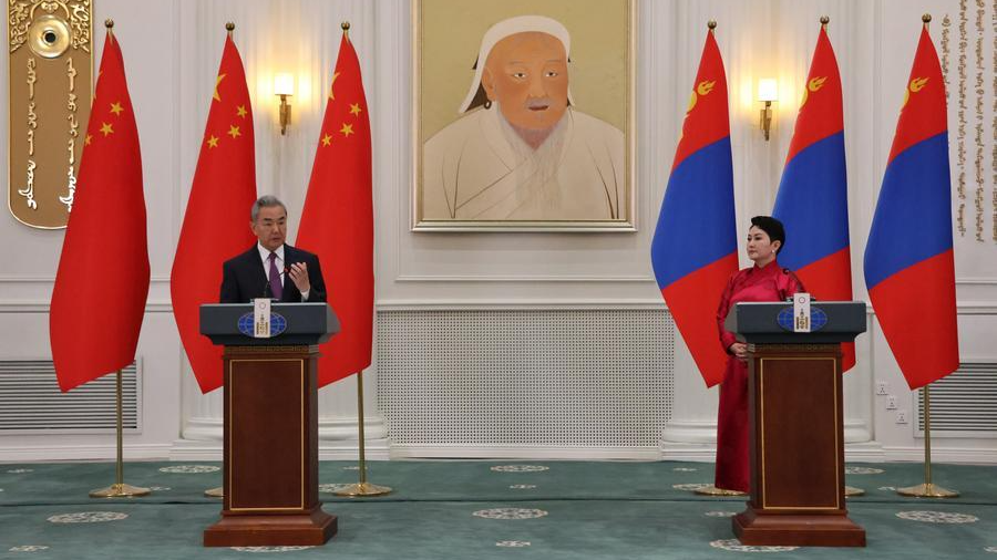 Le ministre chinois des Affaires étrangères Wang Yi (à gauche), également membre du Bureau politique du Comité central du Parti communiste chinois, et le ministre mongol des Affaires étrangères Batmunkh Battsetseg rencontrent conjointement la presse à Oulan-Bator, en Mongolie, le 13 juin 2026. /Xinhua