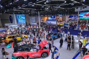 Mosaïque technologique chinoise : les voitures intelligentes brillent au salon de l&rsquo;auto de Chongqing