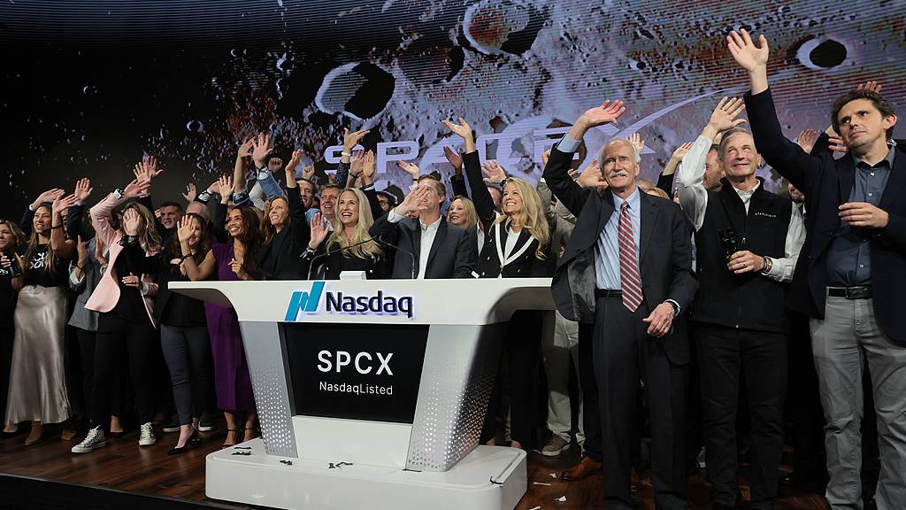 Les dirigeants de la société SpaceX sonnent la cloche d'ouverture au Nasdaq MarketSite lors du lancement de l'introduction en bourse de la société, Manhattan, New York, le 12 juin 2026. /VCG