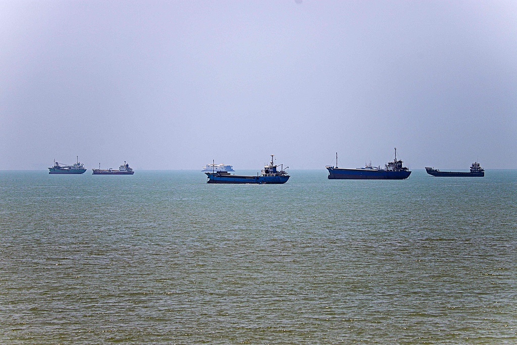 Des navires accostent le long de la côte du détroit d'Ormuz, dans le port d'Abbas, en Iran, le 18 juin 2026./ VCG