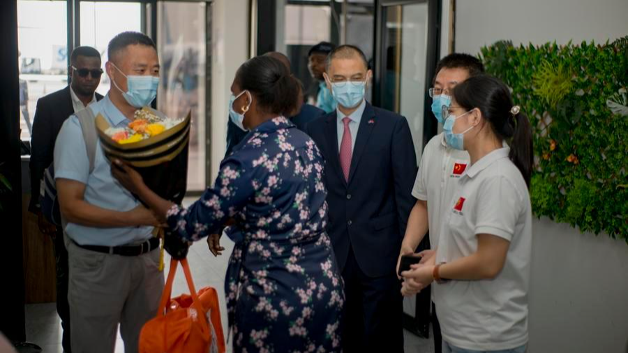 Des membres d'une équipe médicale chinoise d'experts anti-épidémie arrivent à Kinshasa, capitale de la République démocratique du Congo (RDC), le 2 juin 2026. /Xinhua