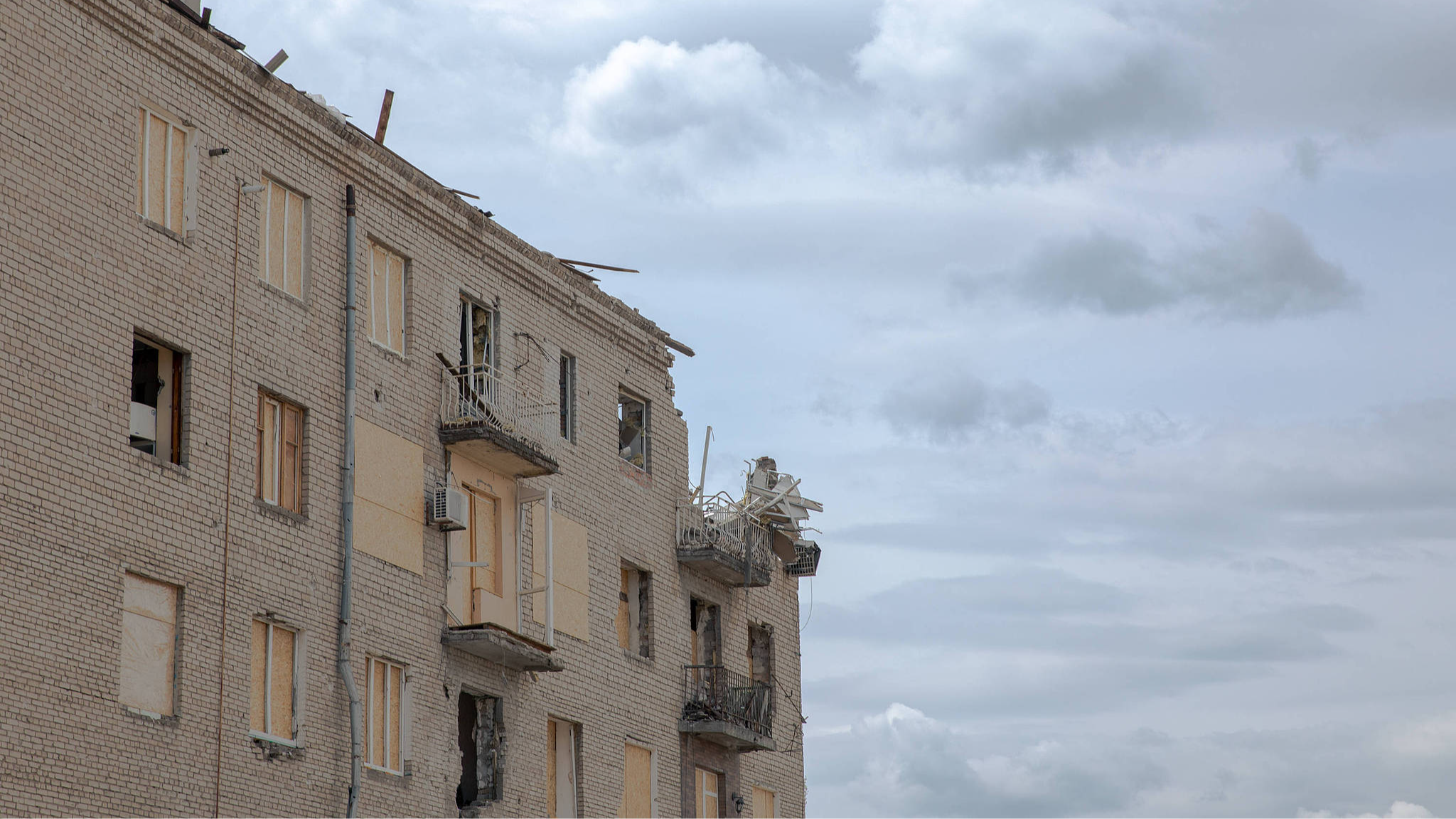 Un immeuble résidentiel endommagé par une bombe planante russe à Kramatorsk, région de Donetsk, le 23 avril 2026. /VCG