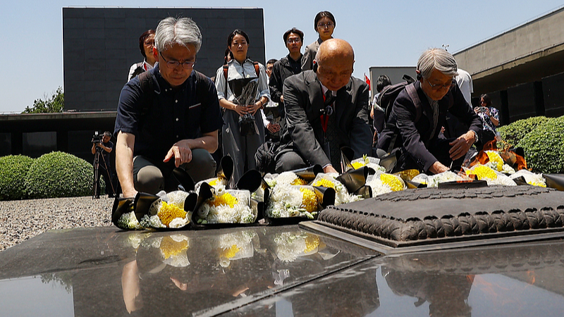 Des experts et universitaires chinois et étrangers participant au séminaire international commémorant le 80e anniversaire de l'ouverture du procès de Tokyo ont visité le mémorial du massacre de Nanjing en mémoire des victimes de l'invasion japonaise à Nanjing, Jiangsu, le 29 mai 2026. /CFP