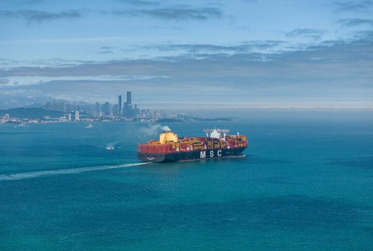 De gros cargos arrivent et partent du port de Qingdao, à Qingdao, province du Shandong, le 3 juin 2026. /VCG