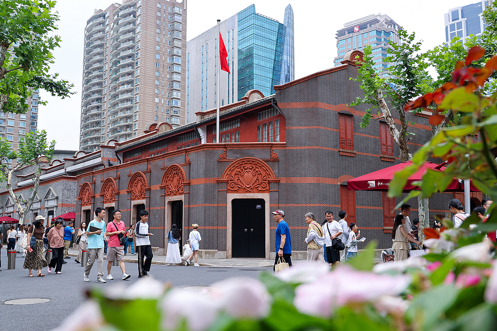 Des personnes visitent le site du premier Congrès national du Parti communiste chinois à Shanghai, dans l'est de la Chine, le 27 juin 2026. /VCG
