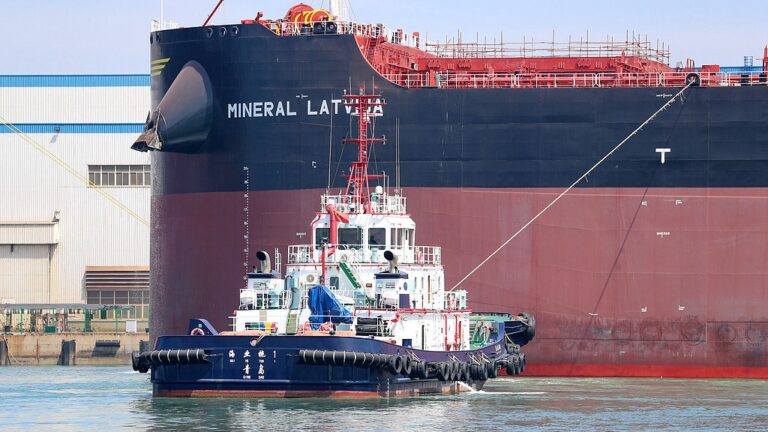 Un navire à carburant vert de 210 000 tonnes construit en Chine part pour des essais en mer depuis Qingdao, dans la province du Shandong (est de la Chine), le 13 avril 2026. /VCG