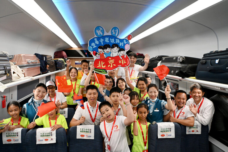 Des étudiants laotiens posent pour des photos à bord d'un train ferroviaire Chine-Laos lors de leur visite en Chine le 25 mai 2023. /VCG