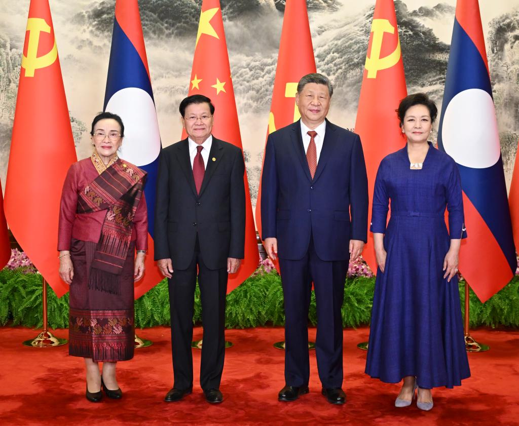 Le secrétaire général du Comité central du Parti communiste chinois et président chinois Xi Jinping et son épouse Peng Liyuan posent pour une photo de groupe avec le secrétaire général du Comité central du Parti révolutionnaire populaire lao et président laotien Thongloun Sisoulith et son épouse Naly Sisoulith avant les pourparlers entre Xi et Thongloun à Pékin, en Chine, le 5 juin 2026. /Xinhua