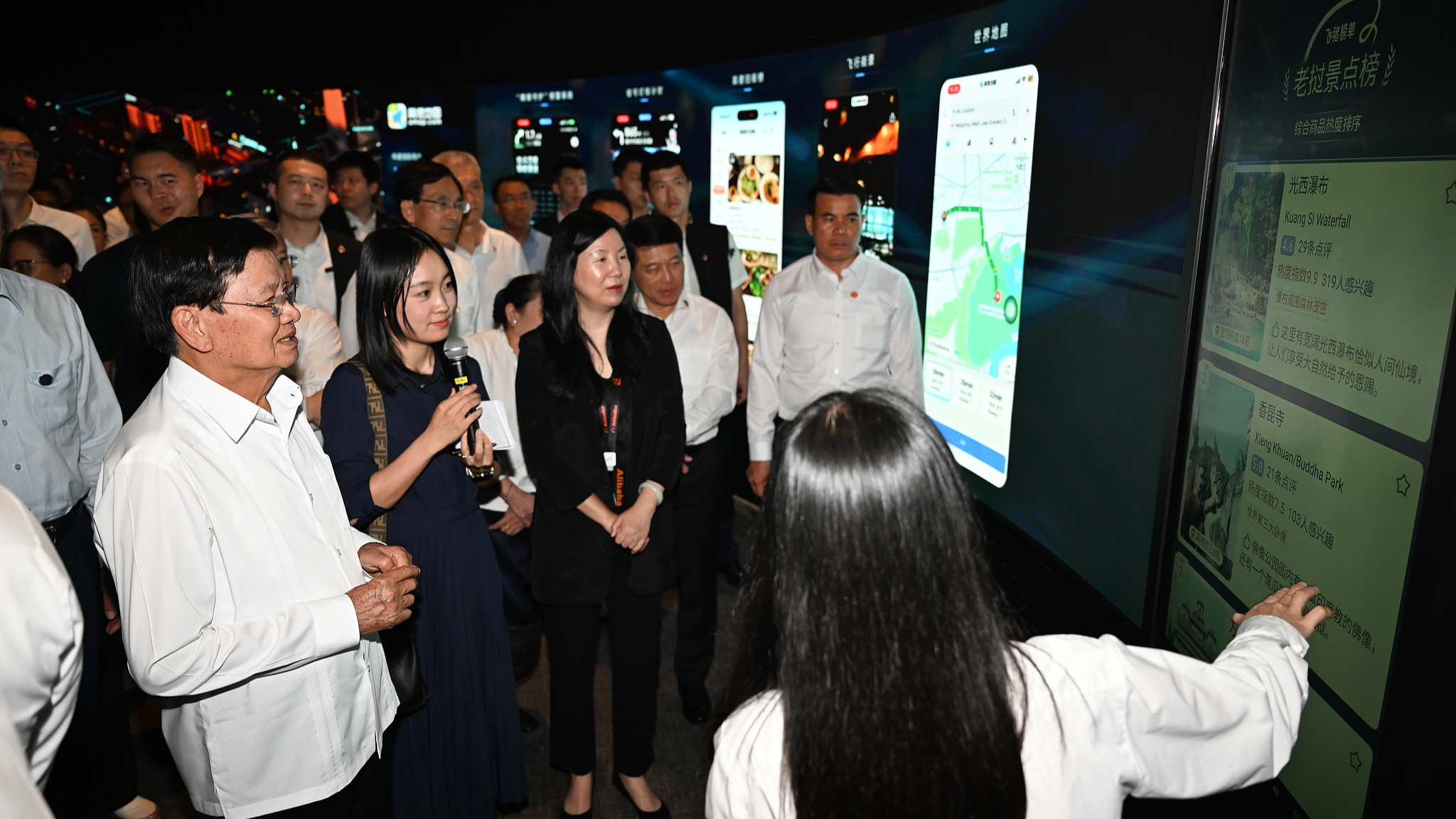 Le secrétaire général du Comité central du Parti révolutionnaire populaire lao et président laotien Thongloun Sisoulith visite le groupe Alibaba et s'informe de ses derniers développements en matière de technologies émergentes et de commerce électronique transfrontalier, Hangzhou, province du Zhejiang, Chine, le 2 juin 2026. /VCG