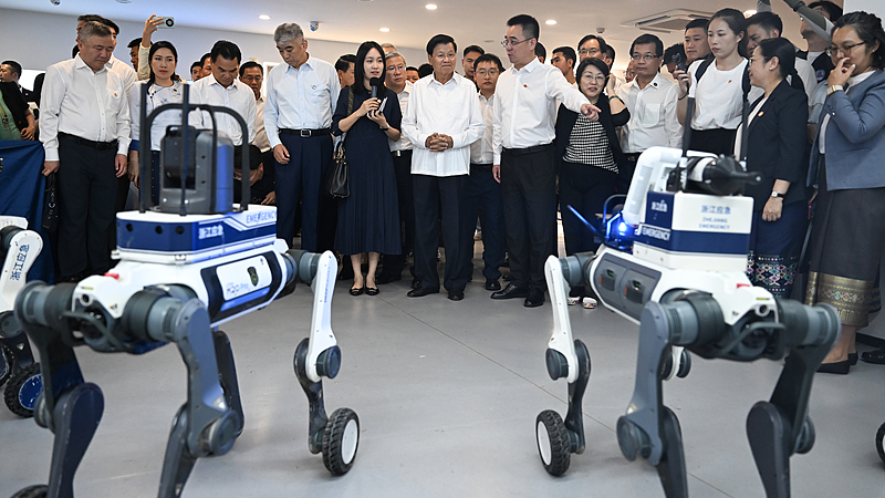 Thongloun Sisoulith, secrétaire général du Comité central du Parti révolutionnaire populaire lao et président laotien, visite Deep Robotics, une entreprise leader en robotique, à Hangzhou, dans la province du Zhejiang (est de la Chine), le 2 juin 2026. /VCG