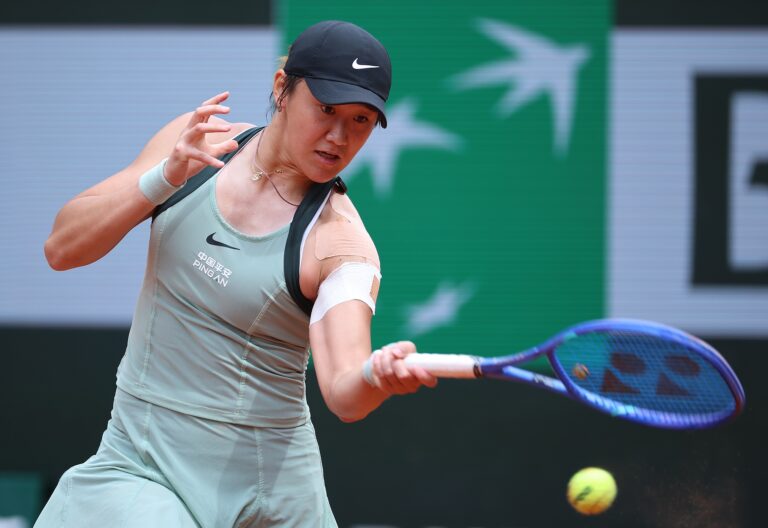La Chinoise Wang Xiyu réussit un tir lors des huitièmes de finale du simple féminin contre la Roumaine Sorana Cirstea à Roland-Garros à Paris, France, le 31 mai 2026. /VCG