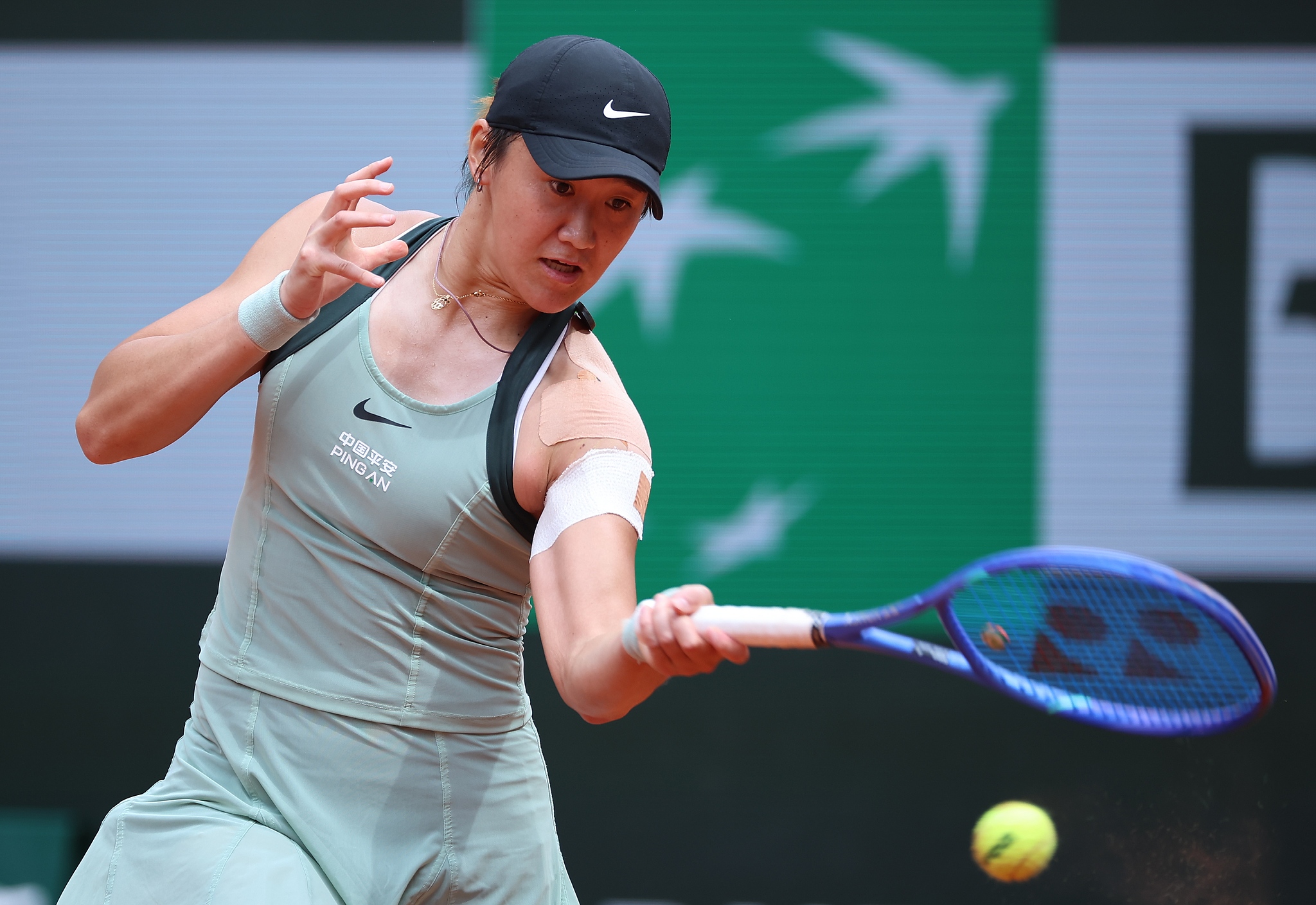 La Chinoise Wang Xiyu réussit un tir lors des huitièmes de finale du simple féminin contre la Roumaine Sorana Cirstea à Roland-Garros à Paris, France, le 31 mai 2026. /VCG