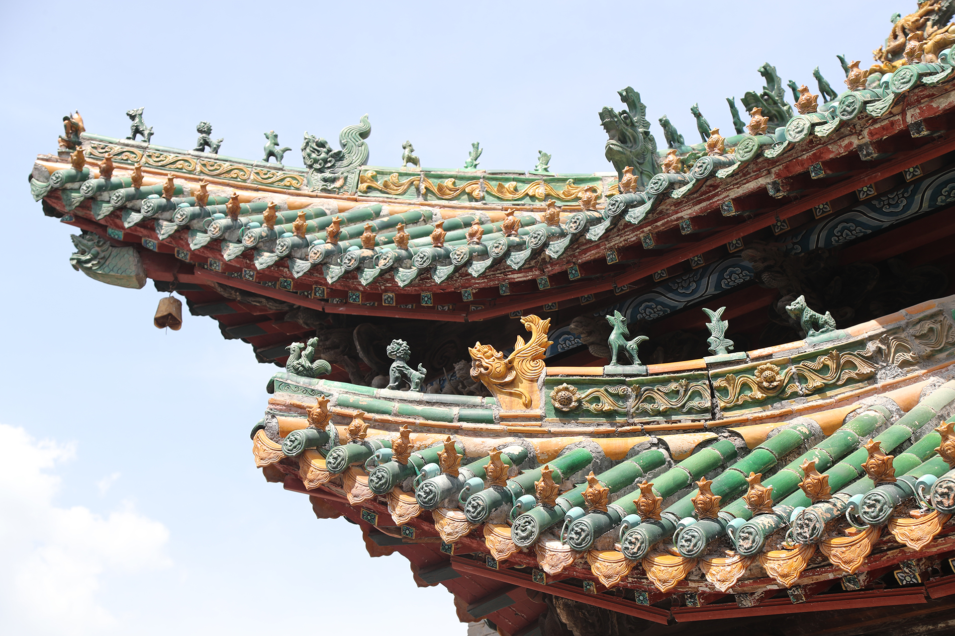 La porte du temple Bolingweng de l'ancienne ville de Shenhou à Yuzhou, province du Henan, est décorée de tuiles vernissées. /CGTN