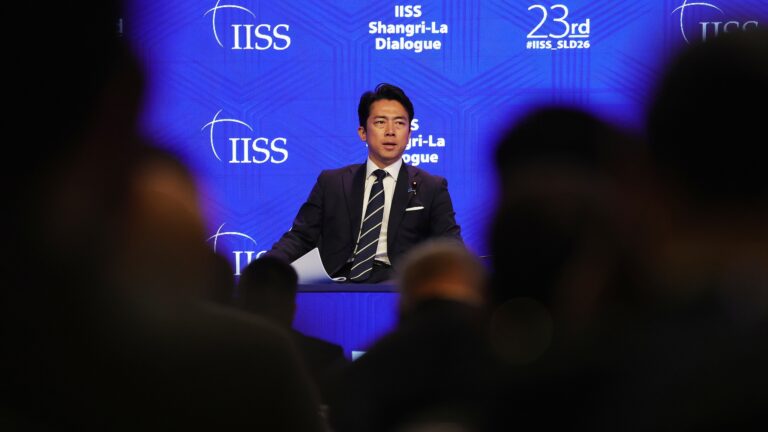 Le ministre japonais de la Défense, Shinjiro Koizumi, s'exprime lors d'une séance de questions et réponses lors d'une séance plénière du Sommet de défense du Dialogue Shangri-la de l'Institut international d'études stratégiques (IISS) à Singapour, le 31 mai 2026. /CFP