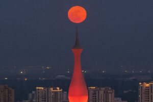 Un événement céleste rare : la lune bleue rencontre la plus petite pleine lune de l&rsquo;année