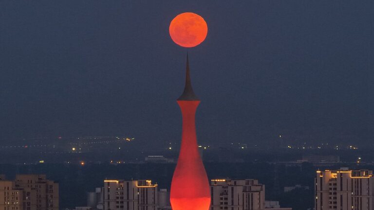 Une rare lune bleue, la deuxième pleine lune en un seul mois, apparaît dans le ciel nocturne, ville de Yangzhou, province du Jiangsu, Chine, le 31 mai 2026. /VCG