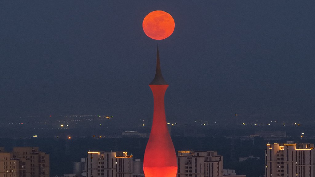 Une rare lune bleue, la deuxième pleine lune en un seul mois, apparaît dans le ciel nocturne, ville de Yangzhou, province du Jiangsu, Chine, le 31 mai 2026. /VCG