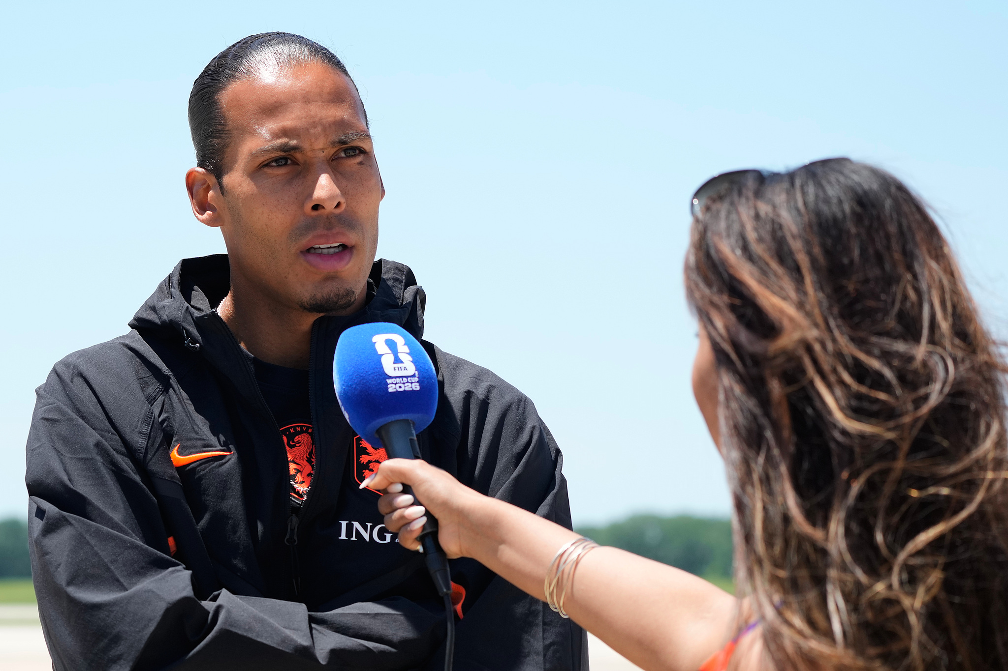 Le capitaine néerlandais Virgil van Dijk (L) s'adresse aux médias après son arrivée à Kansas City, Missouri, le 9 juin 2026. /VCG
