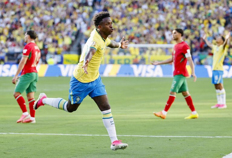Vinicius Junior (au centre) du Brésil célèbre après avoir marqué un but lors du match du Groupe C contre le Maroc lors de la Coupe du Monde de la FIFA 2026 au stade MetLife à East Rutherford, New Jersey, le 13 juin 2026. /VCG