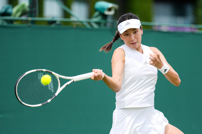 La Chinoise Wang Xinyu réussit un tir lors du premier tour du simple féminin contre l'Italienne Elisabetta Cocciaretto aux championnats de Wimbledon au All England Lawn Tennis and Croquet Club à Londres, Angleterre, le 29 juin 2026. /VCG
