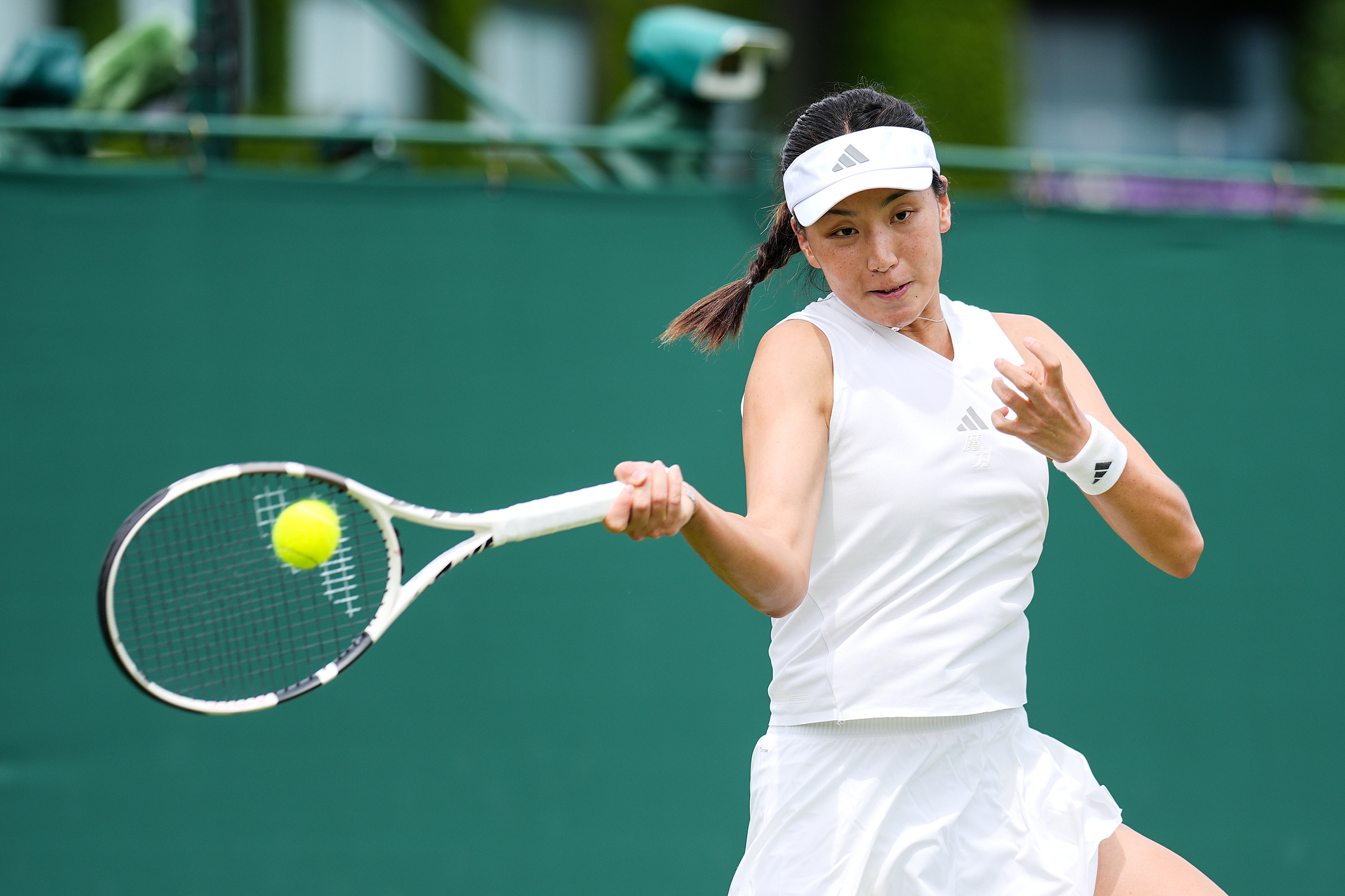La Chinoise Wang Xinyu réussit un tir lors du premier tour du simple féminin contre l'Italienne Elisabetta Cocciaretto aux championnats de Wimbledon au All England Lawn Tennis and Croquet Club à Londres, Angleterre, le 29 juin 2026. /VCG