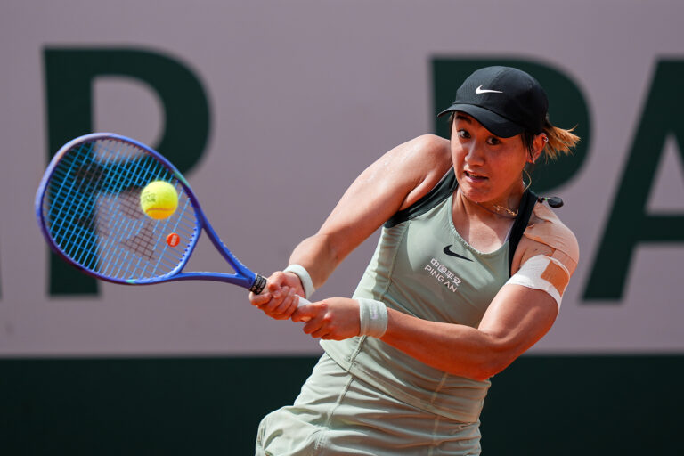 La Chinoise Wang Xiyu réussit un tir lors du match de troisième tour du simple féminin contre l'Ukrainienne Yuliia Starodubtseva à Roland-Garros à Paris, France, le 29 mai 2026. /VCG