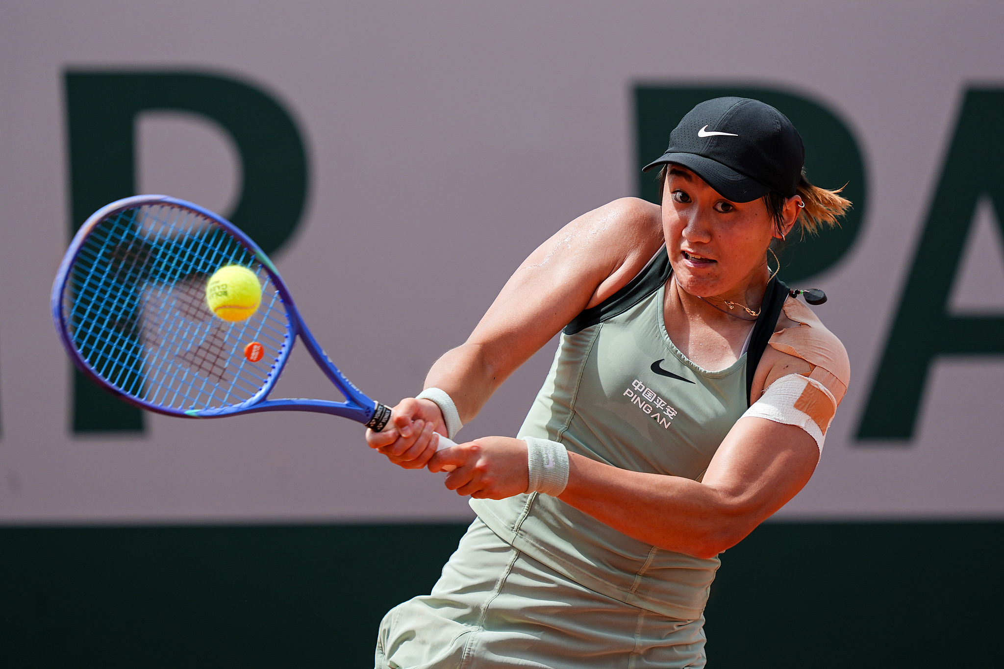 La Chinoise Wang Xiyu réussit un tir lors du match de troisième tour du simple féminin contre l'Ukrainienne Yuliia Starodubtseva à Roland-Garros à Paris, France, le 29 mai 2026. /VCG
