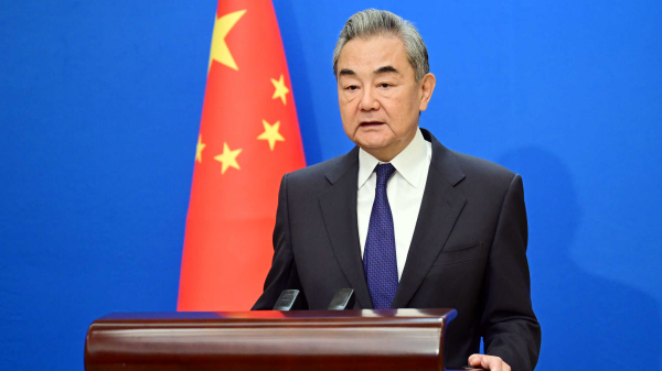 Le ministre chinois des Affaires étrangères Wang Yi, également membre du Bureau politique du Comité central du Parti communiste chinois, s'adresse par vidéo à un événement célébrant la Journée internationale pour le dialogue entre les civilisations, le 8 juin 2026. /Ministère chinois des Affaires étrangères