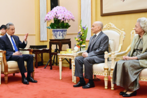 Wang Yi rencontre le roi et la reine mère du Cambodge à Pékin