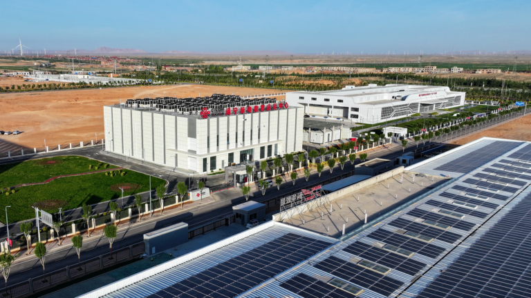 Une vue aérienne d'un centre de données sur l'énergie verte à Yinchuan, dans la région autonome du Ningxia Hui, dans le nord-ouest de la Chine, le 15 juin 2026. /VCG