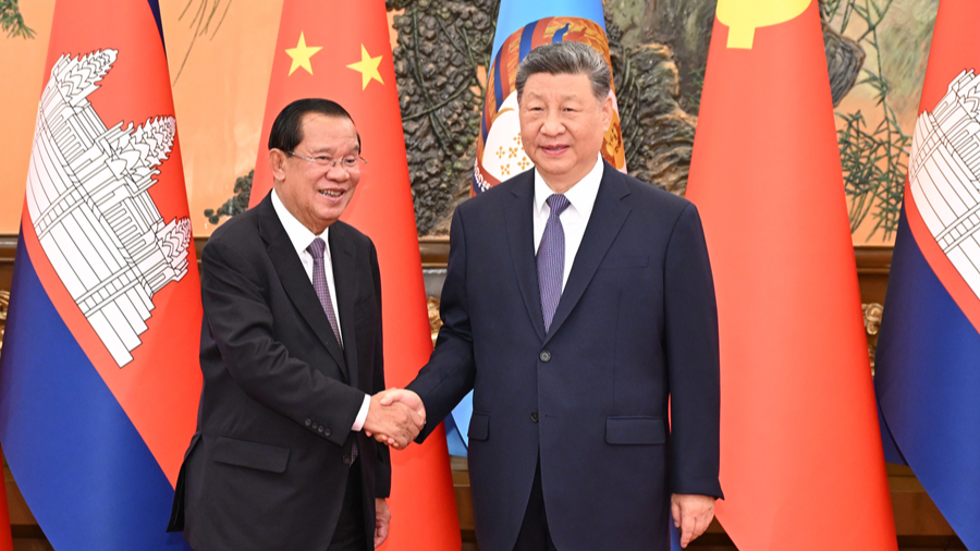 Xi Jinping (à droite), secrétaire général du Comité central du Parti communiste chinois et président chinois, rencontre le président du Parti populaire cambodgien et président du Sénat, Samdech Techo Hun Sen, à Pékin, en Chine, le 26 juin 2026. /Xinhua