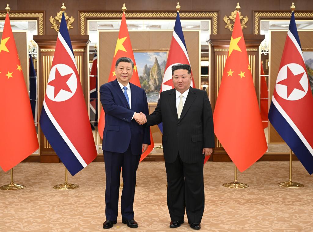 Xi Jinping, secrétaire général du Comité central du Parti communiste chinois et président chinois, serre la main de Kim Jong Un, secrétaire général du Parti du travail de Corée et président des Affaires d'État de la République populaire démocratique de Corée (RPDC), à la maison d'hôtes d'État Kumsusan à Pyongyang, en RPDC, le 8 juin 2026. /Xinhua