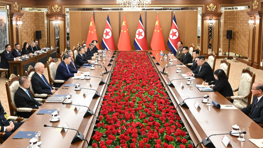 Xi Jinping, secrétaire général du Comité central du Parti communiste chinois et président chinois, s'entretient avec Kim Jong Un, secrétaire général du Parti du travail de Corée et président des Affaires d'État de la République populaire démocratique de Corée (RPDC), à la maison d'hôtes d'État Kumsusan à Pyongyang, en RPDC, le 8 juin 2026. /Xinhua