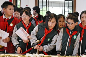 Xi encourage les enfants à perpétuer les traditions révolutionnaires