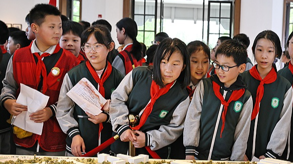 Des élèves de l'école primaire de Sanshuiwan visitent un site du patrimoine révolutionnaire commémorant le premier Congrès national du Parti communiste chinois à Jiaxing, dans la province du Zhejiang (est de la Chine), le 13 avril 2026. /VCG