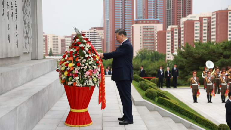 Xi Jinping, secrétaire général du Comité central du Parti communiste chinois et président chinois, rend hommage à la Tour de l'amitié Chine-RPDC avec son épouse Peng Liyuan, en compagnie de Kim Jong Un, secrétaire général du Parti du travail de Corée et président des Affaires d'État de la République populaire démocratique de Corée (RPDC), et de son épouse Ri Sol Ju, à Pyongyang, RPDC, le 9 juin 2026. /Xinhua
